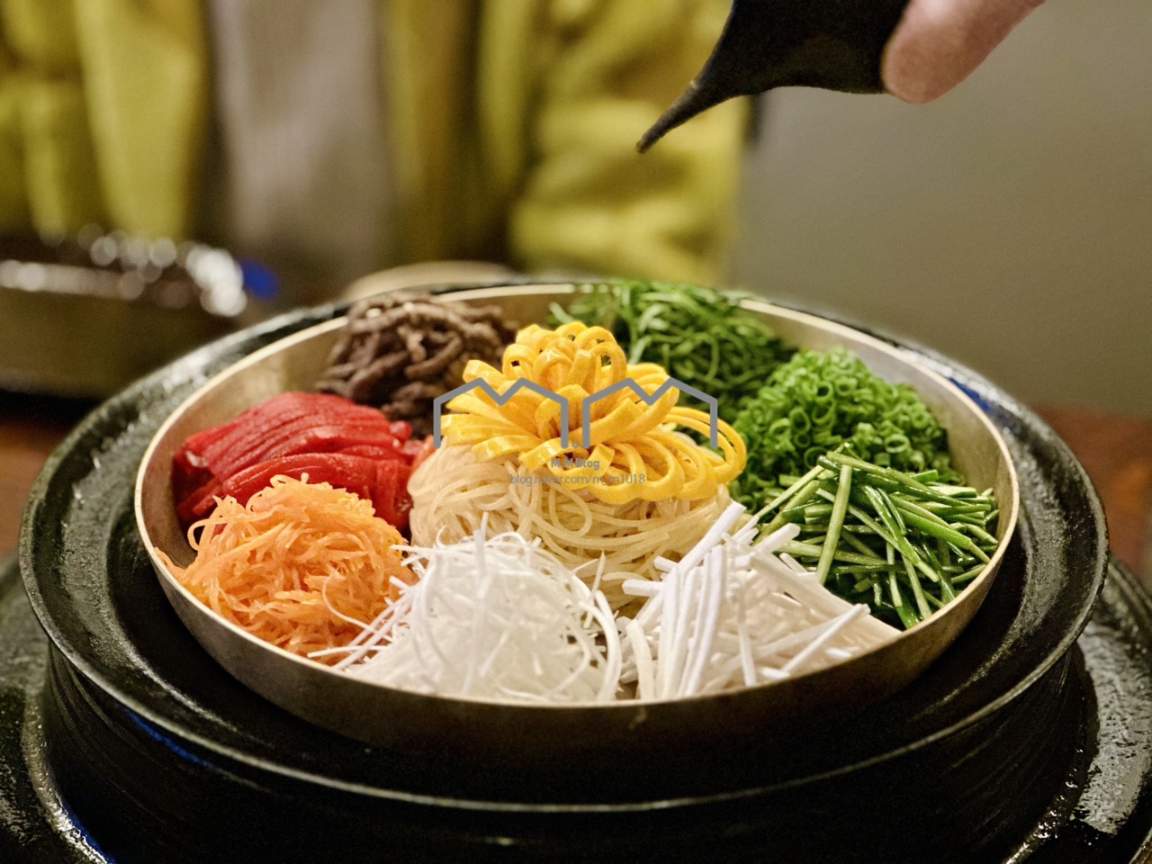 좌석을 늘리지 않고 붙인 두 번째 줄 · 금요일 저녁에 단 한 팀만 받는 생일상은 1인 89,000원이며, 들깨미역국에 잡채와 갈비찜, 샐러드, 젤라토가 붙는다. 매달 1일 오후 5시 인스타그램 DM으로만 예약을 받는다. ⓒ네이버 블로그 이용자