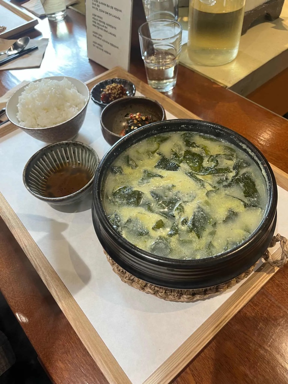 파인다이닝 문법을 국 한 그릇에 · 완전예약제, 타임제 운영, 열린 주방, 산지 명시, 주방에 선 한 사람의 이름. 노포 단일메뉴 전문점의 문법이 아니라 코스 요릿집의 장치들이 15,000원짜리 국에 얹혀 있다. ⓒ다이닝코드