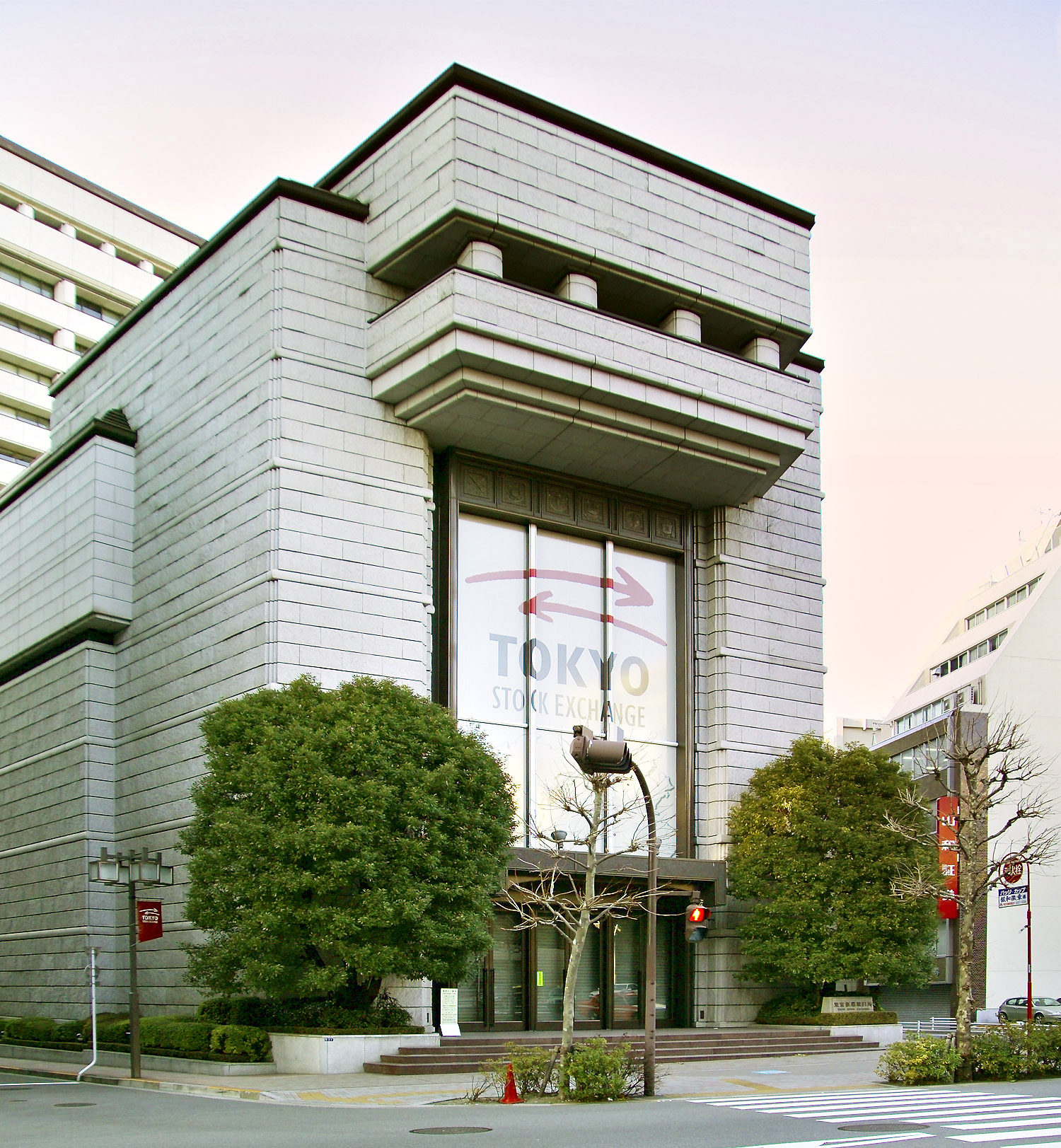 평일에만 사람이 있는 동네 · 바로 옆 카부토초(兜町)에 도쿄증권거래소가 있고, 신카와는 스미다강 쪽으로 한 블록 더 들어간 사무실 밀집지다. GEMS 카야바초 입점 점포 상당수가 일요일에 문을 닫는다. ⓒWikimedia Commons