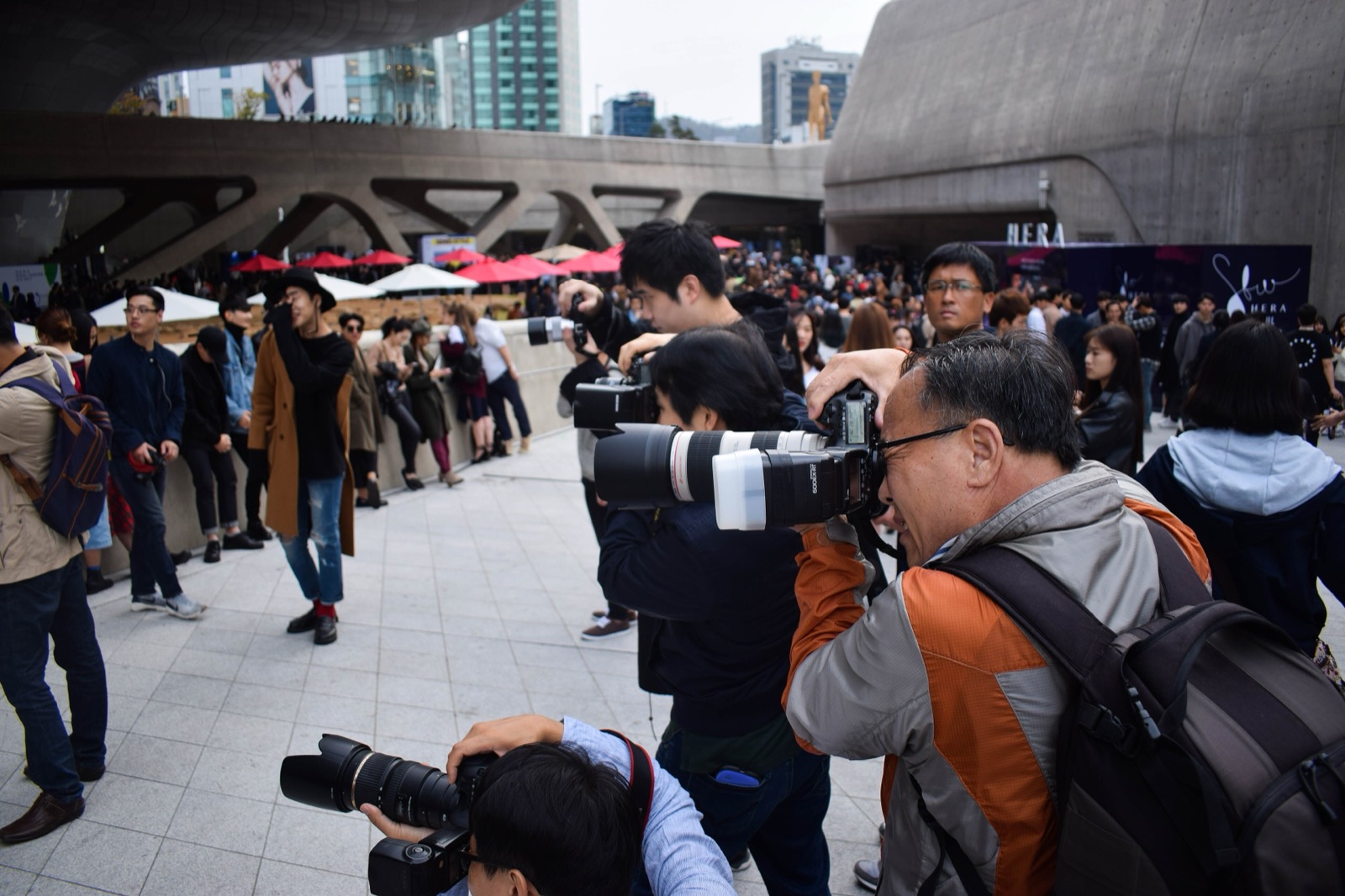 밥에 37.4%, 옷에 15.3% · 동대문디자인플라자(DDP) 일대. 서울디자인재단 조사에서 이곳 방문객의 소비는 식음료가 패션의 두 배를 넘었다. ⓒWikimedia Commons