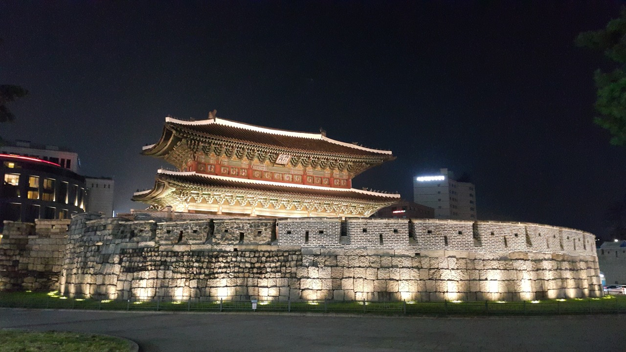 이름은 남고 상권은 갈렸다 · 흥인지문. 동대문이라는 이름은 여기서 나왔지만, 지금 이 일대의 손님은 도매 상인과 개별 여행자로 갈려 있다. ⓒWikimedia Commons