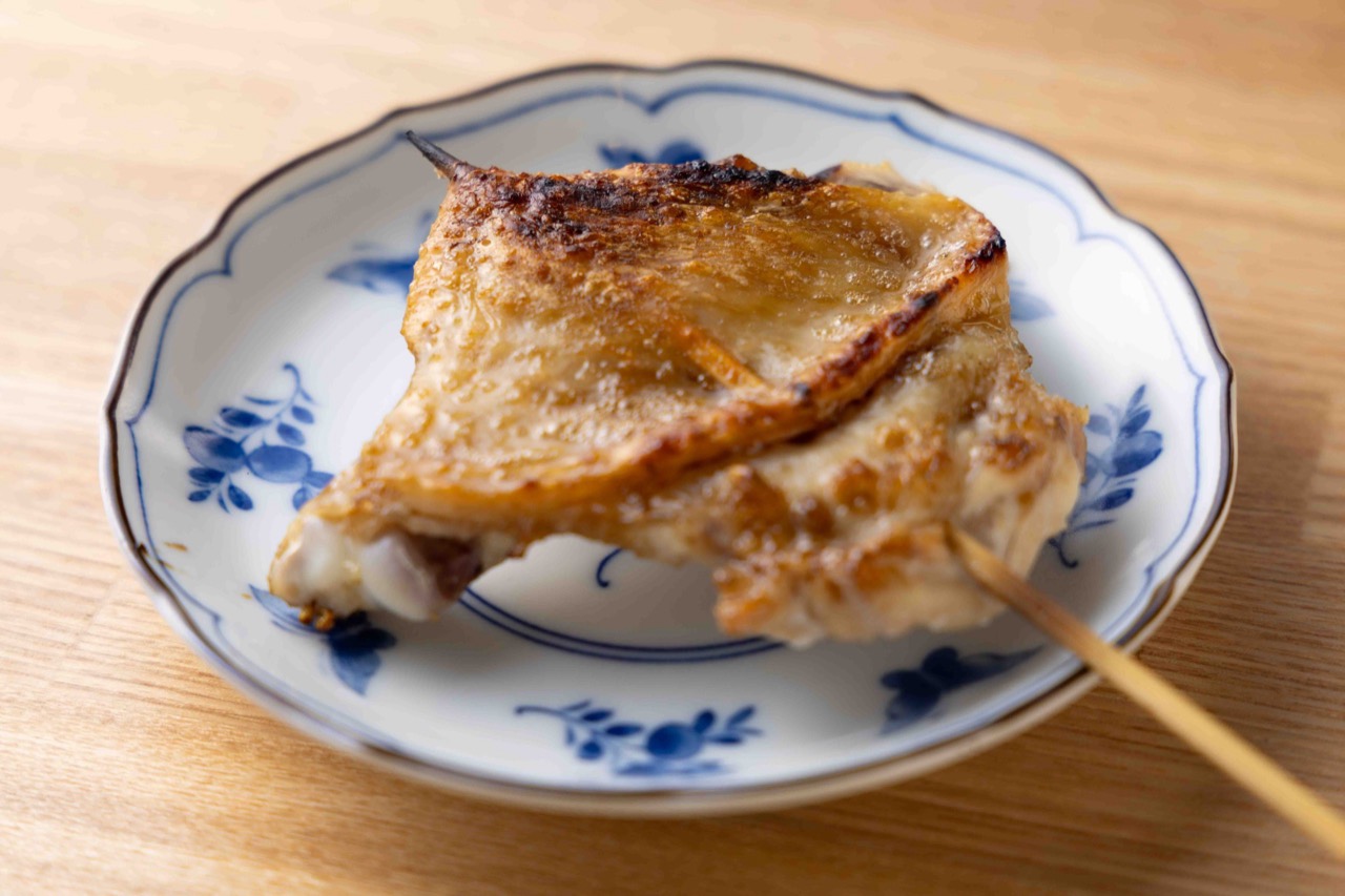 껍질부터 마른다 · 비장탄에 구운 꼬치. 껍질이 먼저 오그라들며 기름을 떨어뜨린다. ⓒ食べログマガジン