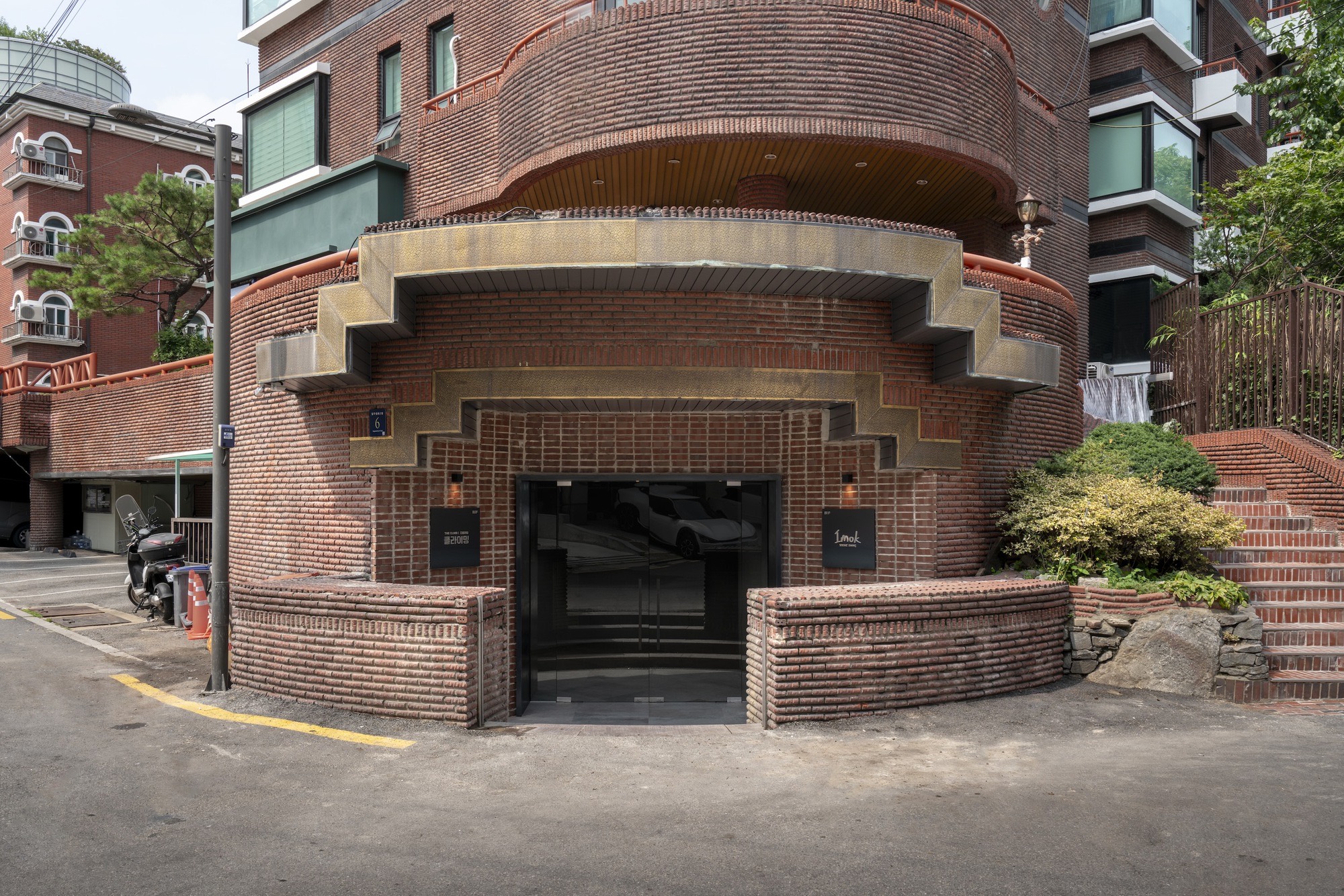 지하로만 내려간다 · 1988년에 지은 곡면 벽돌 건물. 입구 오른쪽 검은 판에 상호와 B1F가 적혀 있고, 왼쪽 벽의 주소판이 압구정로2길 6을 가리킨다. ⓒCho Dong-Hyun · Project Mark