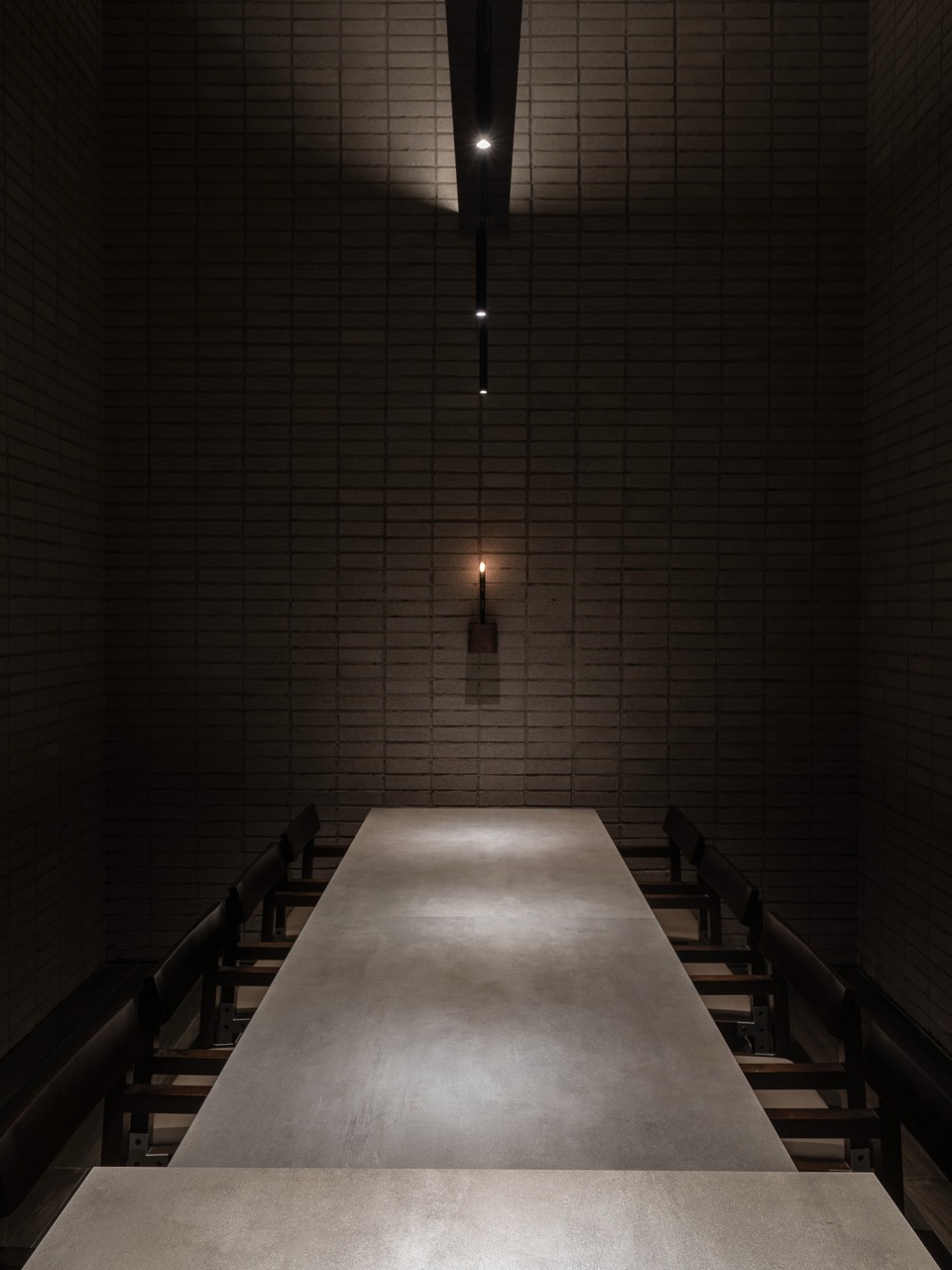 타일이 남은 칸 · 프라이빗 룸. 목욕탕 시절의 벽돌 타일 벽 가운데에 촛불 조명 하나만 걸었다. ⓒCho Dong-Hyun · Project Mark