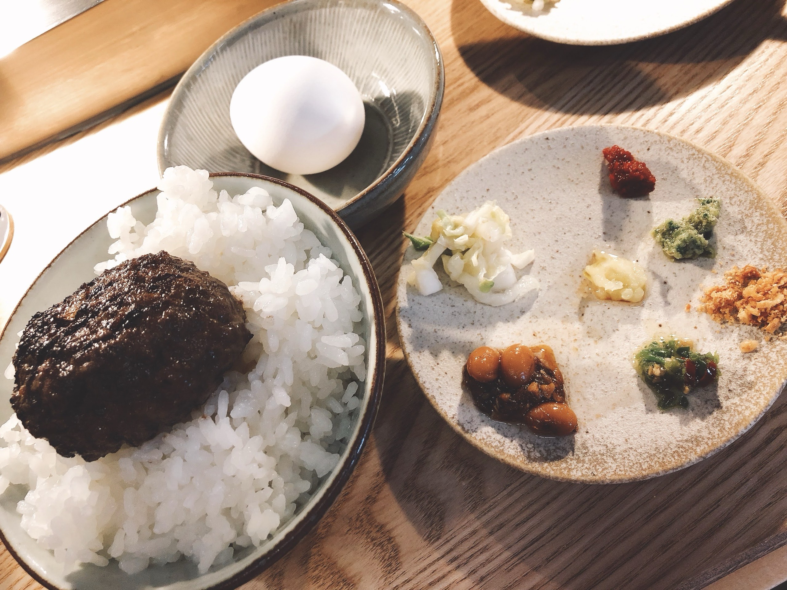 이 가게가 파는 전부 · 90g짜리 햄버그 세 장, 하가마로 지은 밥, 미소시루, 생계란. 여섯 해 동안 메뉴는 이것 하나. ⓒ吉グル
