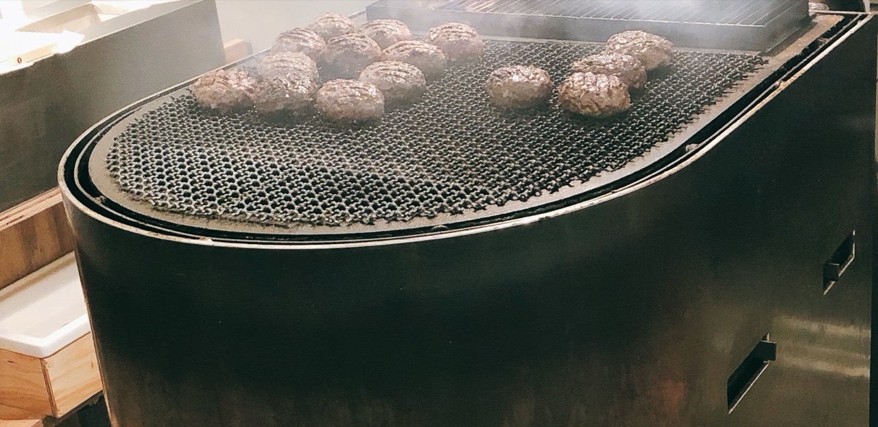 기름이 숯으로, 연기가 다시 고기로 · 타원형 숯불 위에 반죽이 줄지어 오른다. 카운터 손님은 이 왕복을 코로 먼저 먹는다. ⓒ吉グル