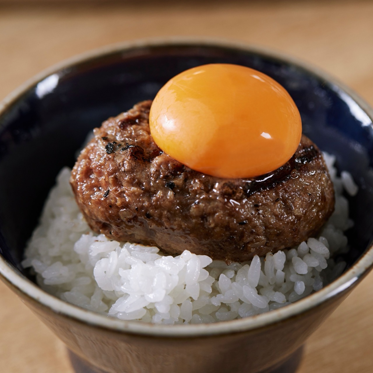 국경을 넘어도 접시는 그대로 · 타이베이 화산(華山)점 진출 때 쓰인 상품 사진. 해외 확장은 대만에서 먼저 속도가 붙었고 지금은 타이중까지 내려갔다. ⓒGQ Taiwan