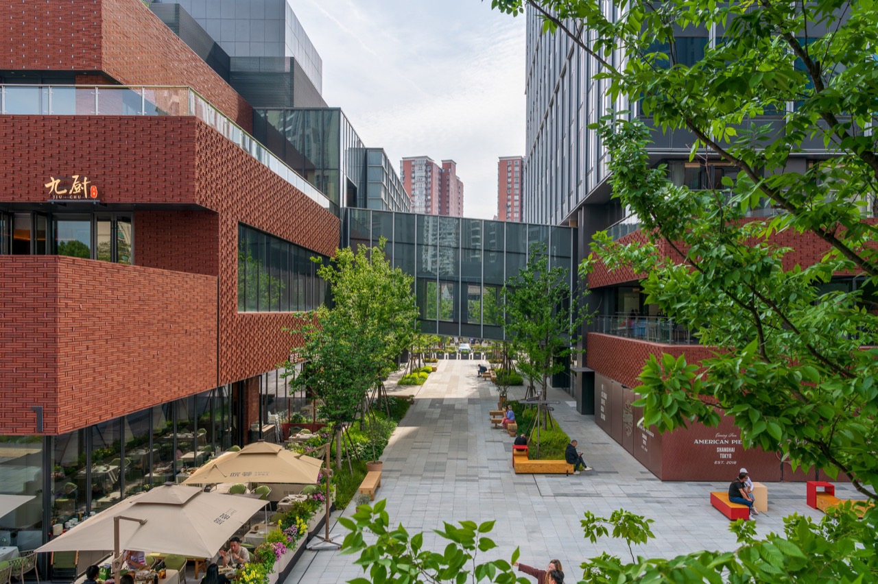 골목을 흉내 낸 두 갈래 가로 · PAC의 가로변. 큰길 쪽은 대형 점포와 테라스, 주거지 쪽은 1~2층 소형 동으로 나뉜다. ⓒHassell · Dirk Weiblen