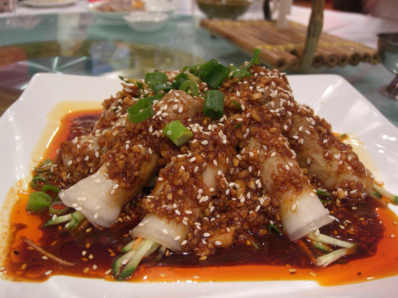 78위안짜리 냉채 한 접시 · 쑤안니바이러우. 값싼 재료를 얇게 저미는 손기술로 파는 품목이라 원가율 관리에 유리하다. ⓒWikimedia Commons