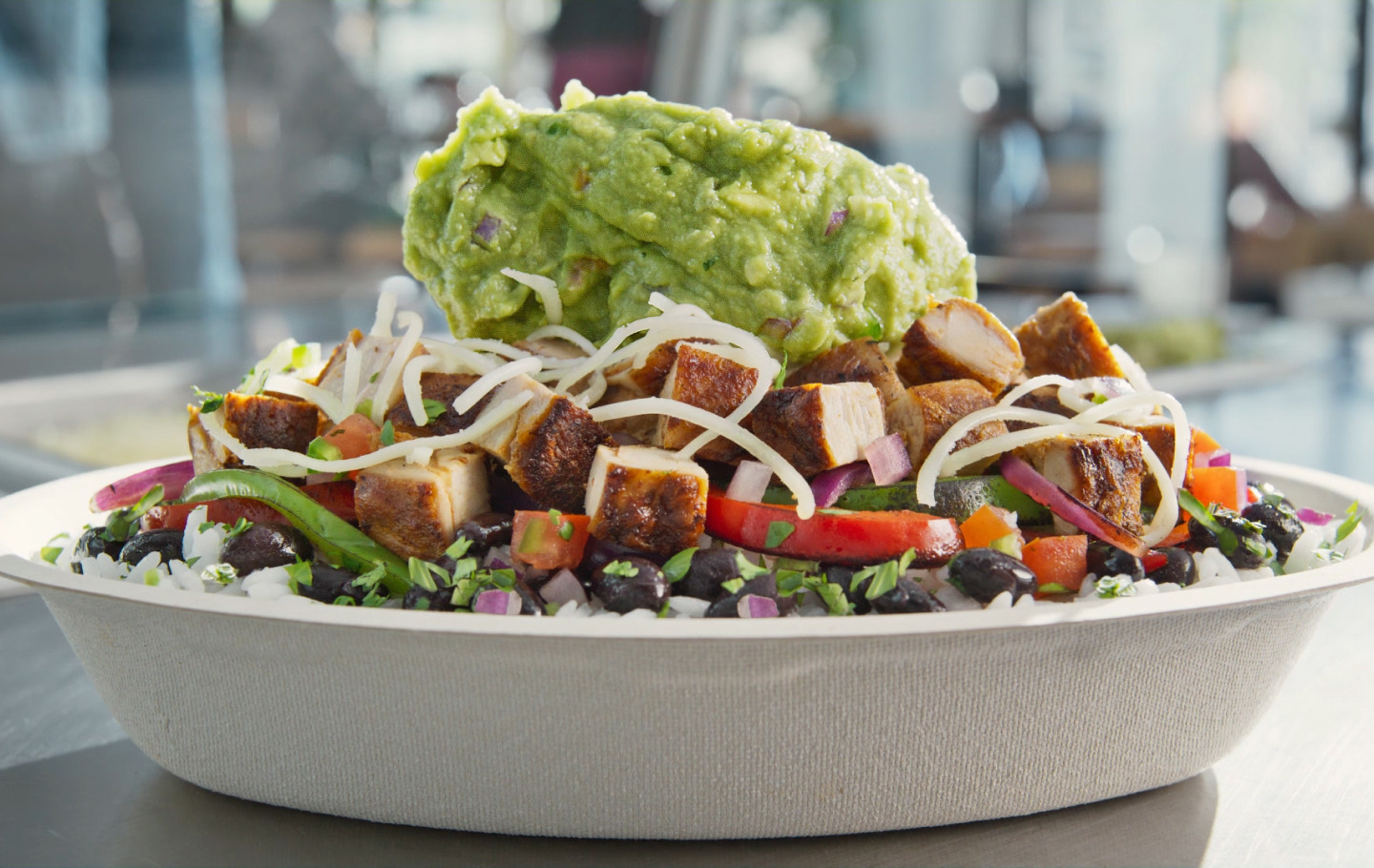 따로 돈을 받는 한 숟갈 · 부리토 볼. 과카몰리는 유일하게 추가 요금을 받는 토핑이다. ⓒChipotle