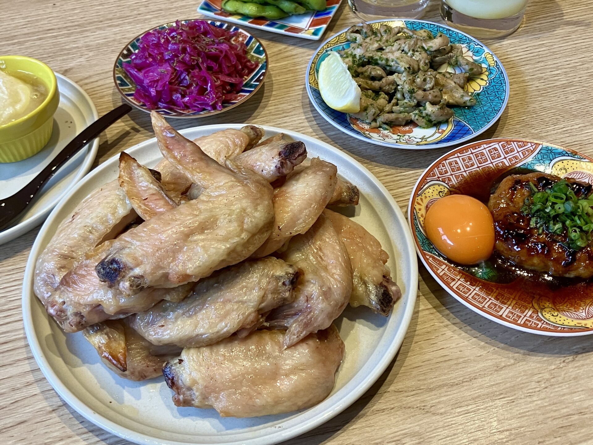 밤의 상차림 · 토리노이로의 구운 닭날개 한 접시. 츠쿠네와 달걀노른자, 절임 소접시가 곁에 붙는다. ⓒhibana