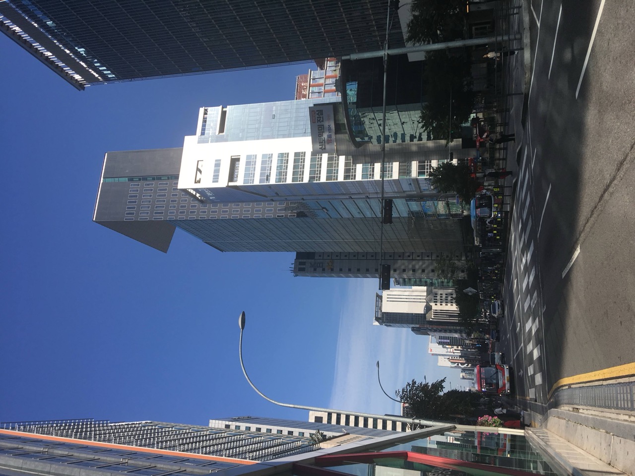 일평균 승하차 190,730명 · 강남대로. 강남역 상권 공실률은 2025년 18.9%까지 올라 있다. ⓒWikimedia Commons