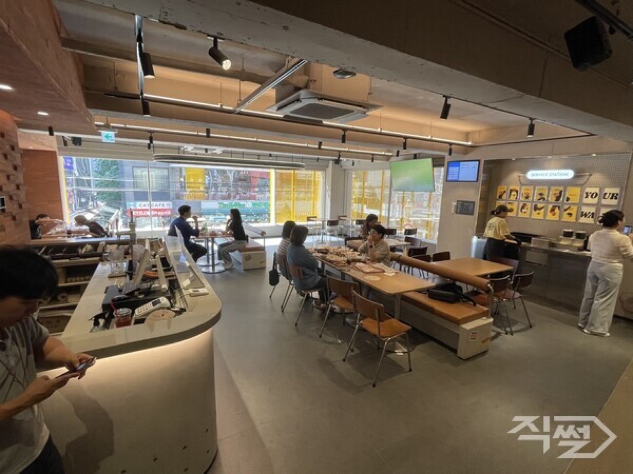 서비스 스테이션 · 객석 한쪽에 주문과 픽업을 받는 카운터를 뒀다. ⓒ직썰