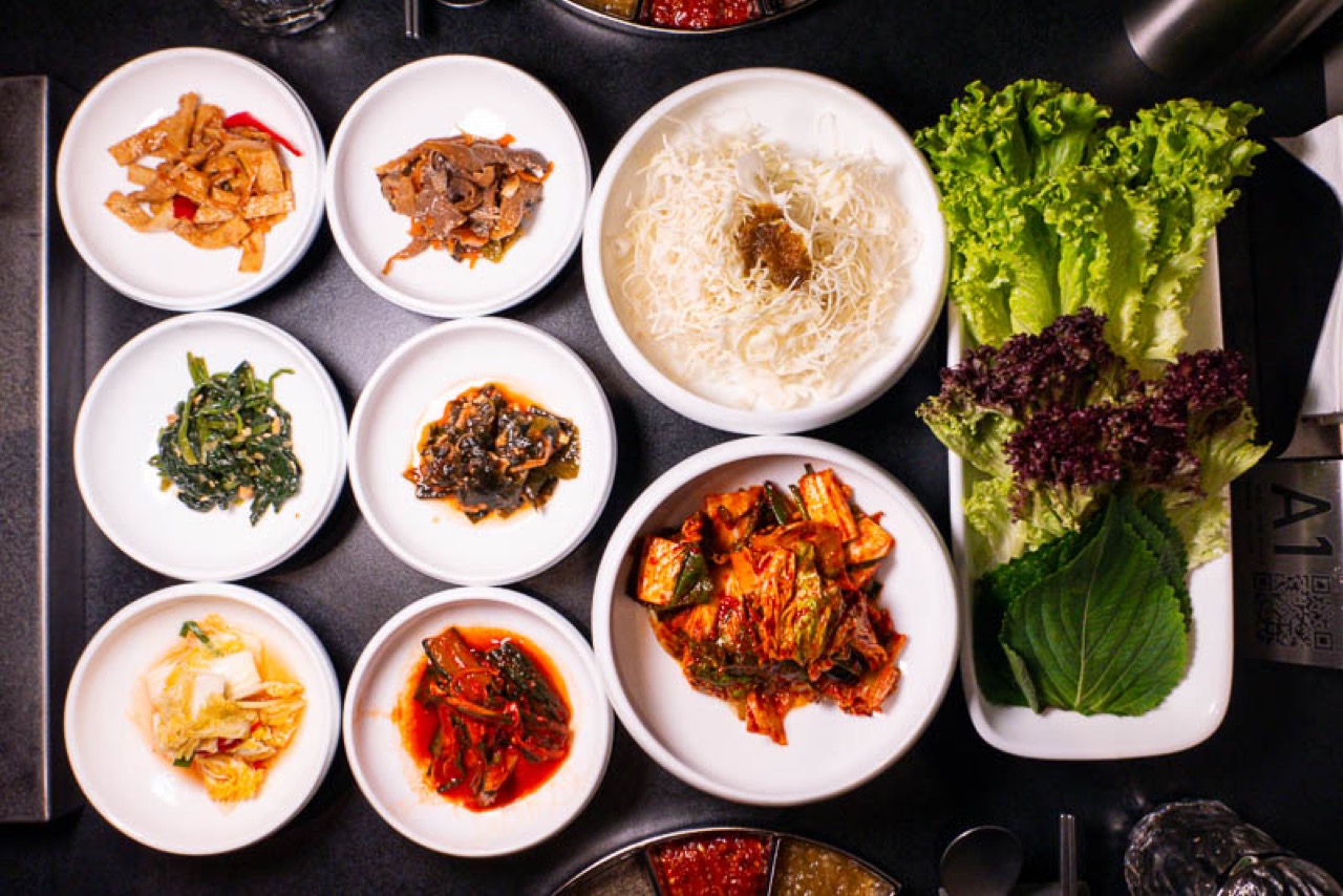 1인 15위안 · 주문 전에 깔리는 아홉 접시. 오른쪽은 따로 나오는 쌈채소. ⓒNOMFLUENCE