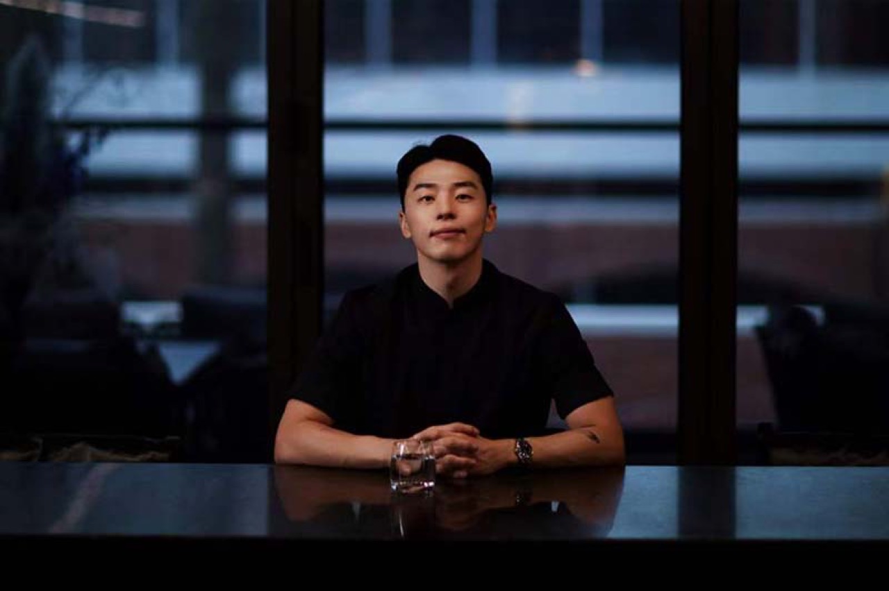 톰 류 · 나비의 카운터에 앉은 모습. 한로는 그가 상하이에서 낸 세 번째 식당이다. ⓒNOMFLUENCE