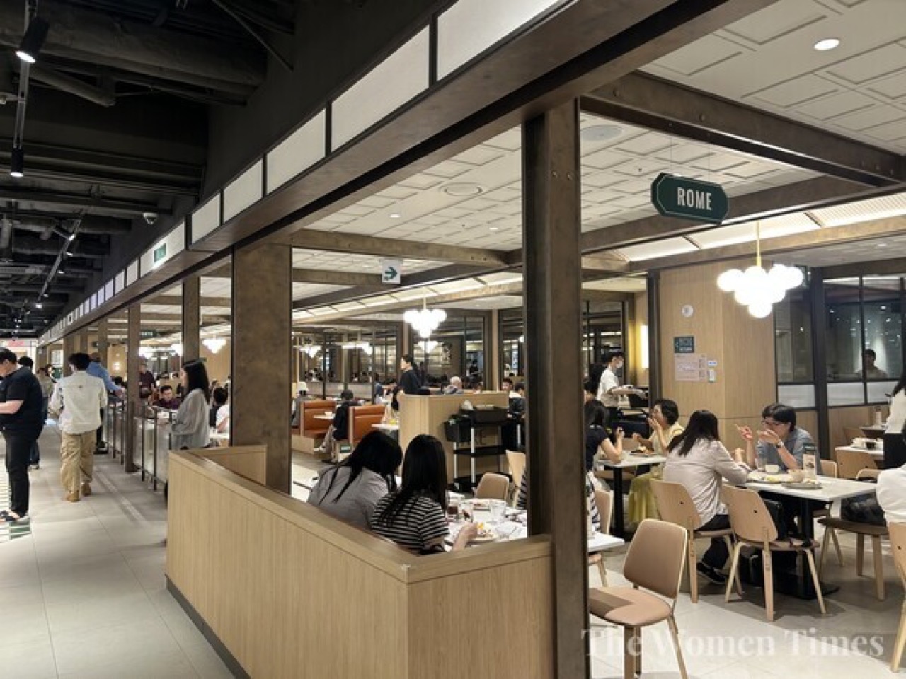 객석 · 나무 기둥으로 구역을 나누고 지명 팻말을 달았다. 부스석과 일반석을 섞어 놓은 구성. ⓒ우먼타임스