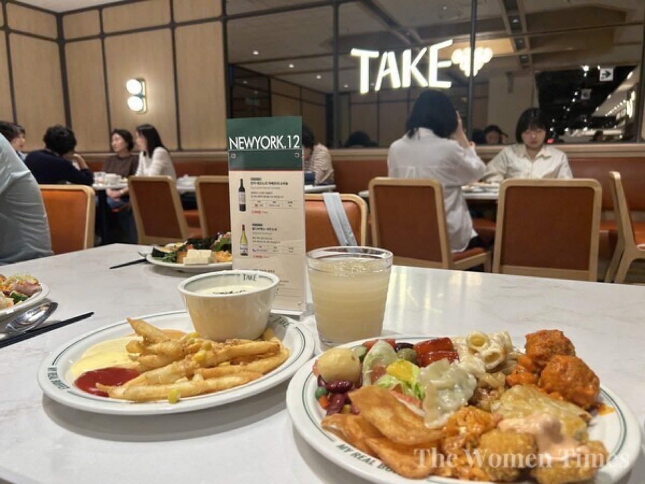 한 접시 · 테이블마다 구역 번호가 적힌 카드가 선다. 뒤로 보이는 것이 객석 쪽 사인. ⓒ우먼타임스
