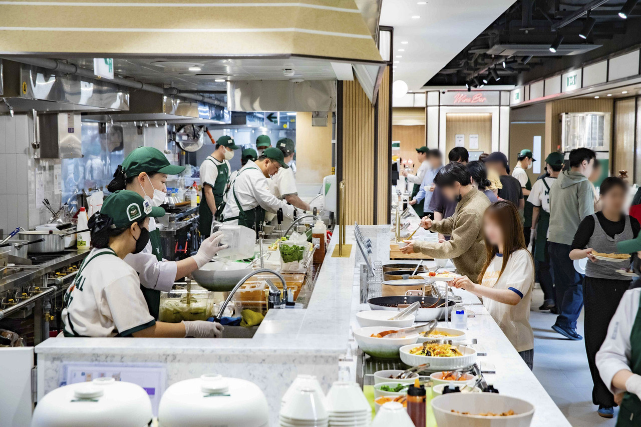 카운터 안쪽 · 조리 인력을 홀에 그대로 세웠다. 접시를 담는 손님과 마주 보는 배치. ⓒ리얼푸드