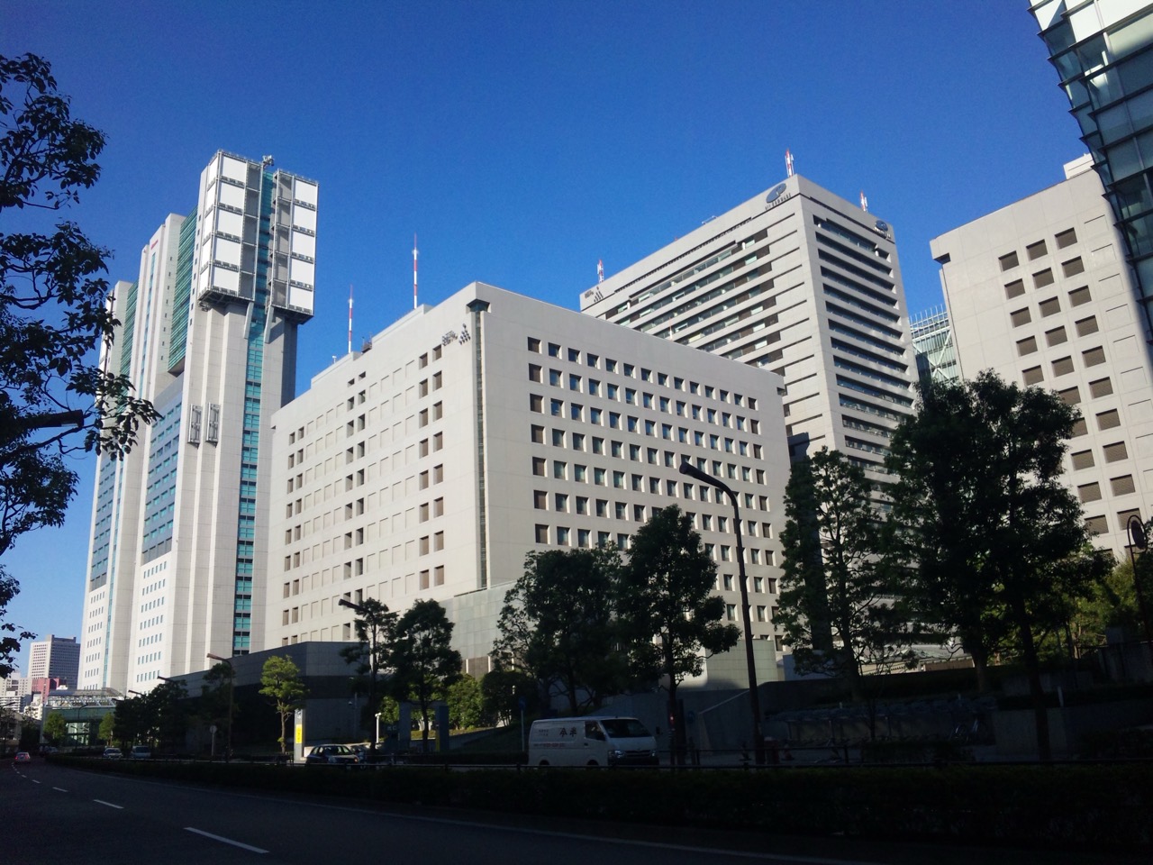 港南地区 · 品川駅の東側はオフィスが立ち並ぶ業務地区。この店はその奥のビル4階にある。©Famifamifami · Public domain