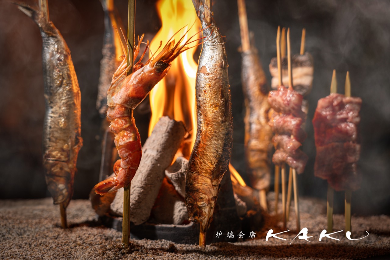 立てて焼く · 火の周りに串を立て、輻射熱で火を通す方式。裏返す代わりに角度を回す。©ダイヤモンドダイニング