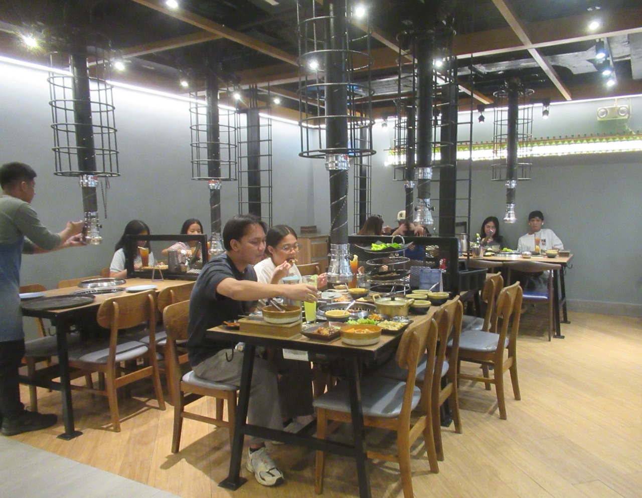 테이블마다 후드 · 자리마다 그릴과 배기 덕트가 한 세트로 붙는다. 사진은 필리핀의 다른 한식 고기구이 체인 매장이다. ⓒSoban K-Town Grill · CC BY-SA 4.0