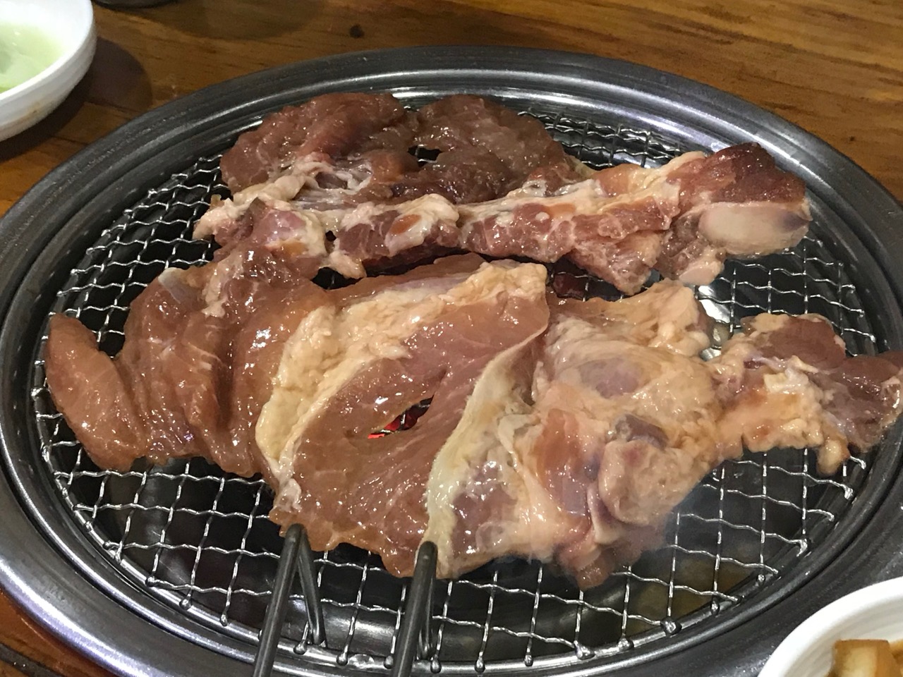 양념육 · 양념을 입힌 부위는 굽는 실패가 잘 드러나지 않는다. 손님이 직접 굽는 업태가 선호하는 이유. ⓒlazy fri13th · CC BY 2.0