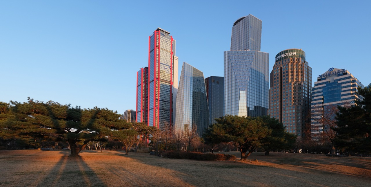 평일 낮의 손님 · 이 건물들 안에서 점심 손님이 나온다. 사무실 밀도가 평일 객단가를 떠받친다. ⓒkallerna · CC BY-SA 4.0