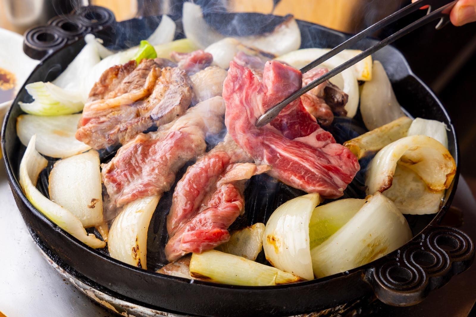 굽는 건 손님이 한다 · 직원이 손이 비면 봐 주지만 기본은 셀프. 이 한 가지가 서빙 인력을 줄인다. ⓒ成吉思汗だるま