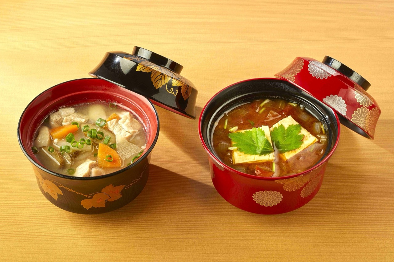 The soup is a choice too · Koji-miso pork soup on the left, seasonal red miso on the right. Refills are free. ⓒ株式会社グリーンハウスフーズ