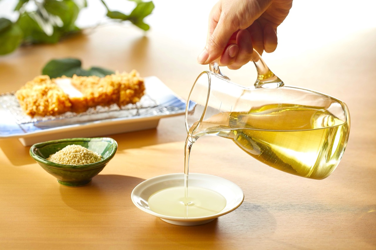 Untoasted sesame oil · Pressed from raw sesame. Pale in colour and scent, so it does not cover what it fries. ⓒ株式会社グリーンハウスフーズ