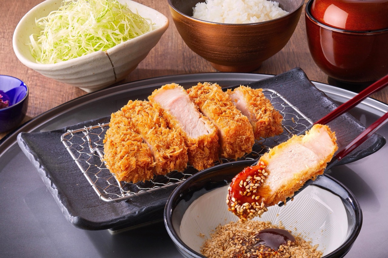 Where the knife went · 150 grams cut into six. That thickness demands the long low fry, and that time slows the turn of the seats. ⓒ株式会社グリーンハウスフーズ