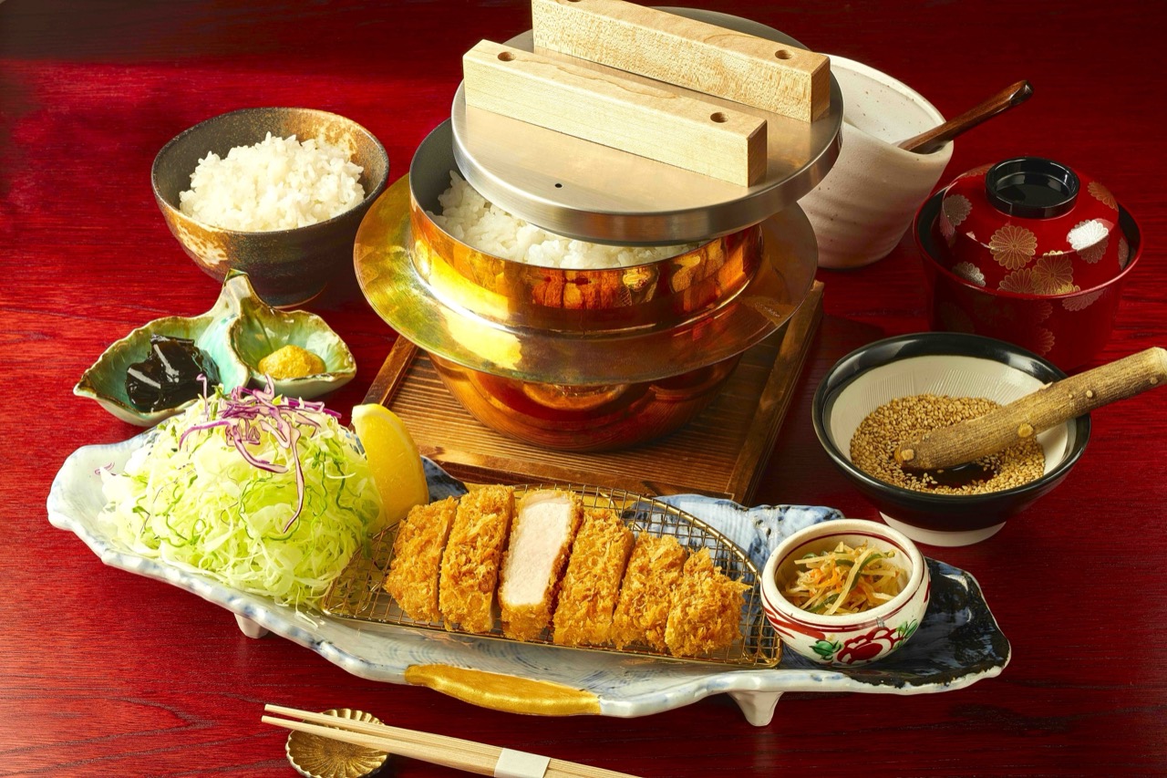 Where the tray is finished · The tray goes out with the lid on. Opening it happens in front of the guest, which costs the floor one more pair of hands. ⓒ株式会社グリーンハウスフーズ