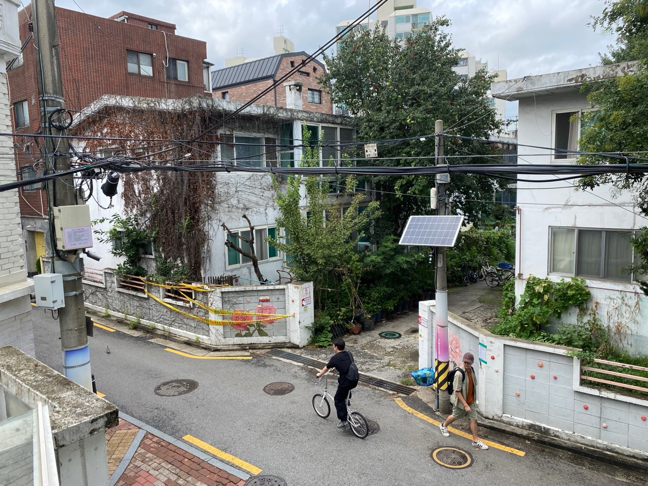 A 150,000 won per pyeong neighborhood · Rent rose 48% in five years and almost nothing sits empty. Inside the alleys the buildings are still this low. ©Sgroey · CC BY-SA 4.0