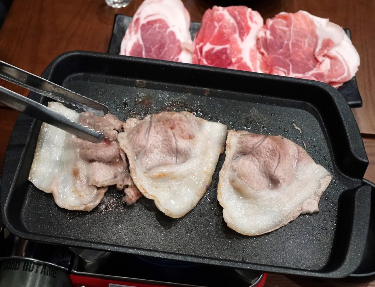 불판 · 지방 쪽이 먼저 투명해진다. 앞다릿살은 이 구간을 넘기면 되돌릴 수 없다. ⓒ경향신문