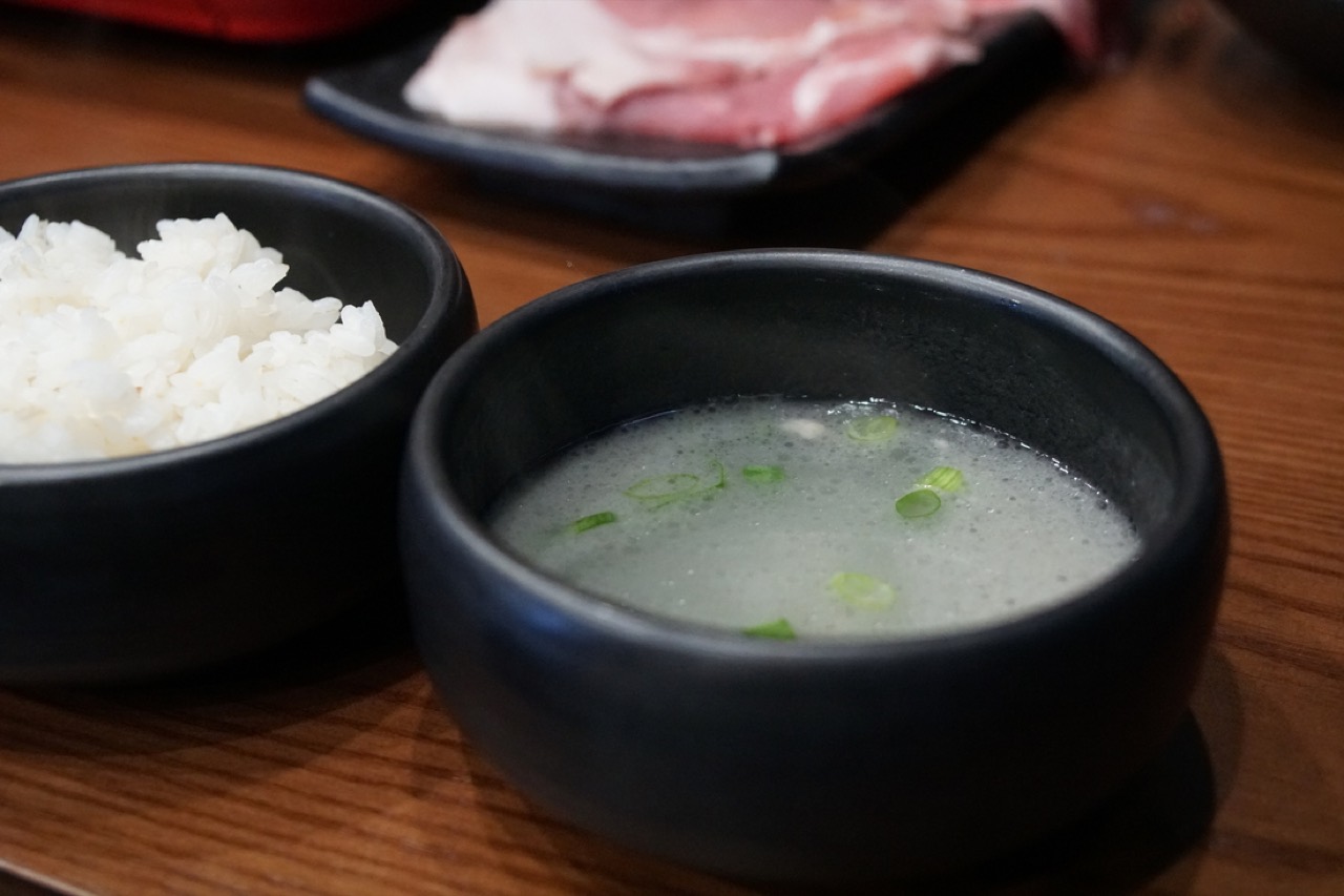 돼지곰탕 1만 1,000원 · 국물이 뽀얗지 않다. 뒷사태만 넣고 끓여 라드를 걷어 낸 결과다. ⓒ경향신문