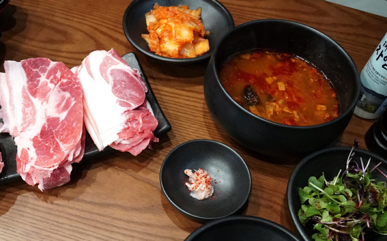 한 상 · 김치찌개와 새싹채소 겉절이, 고춧가루를 얹은 새우젓. 후추 말고는 국내산으로 맞췄다. ⓒ경향신문