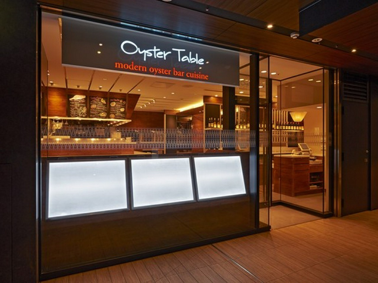 下りた看板 · 転換前の「Oyster Table」。通路側にカウンターを寄せた配置はそのまま残った。ⓒhitosara