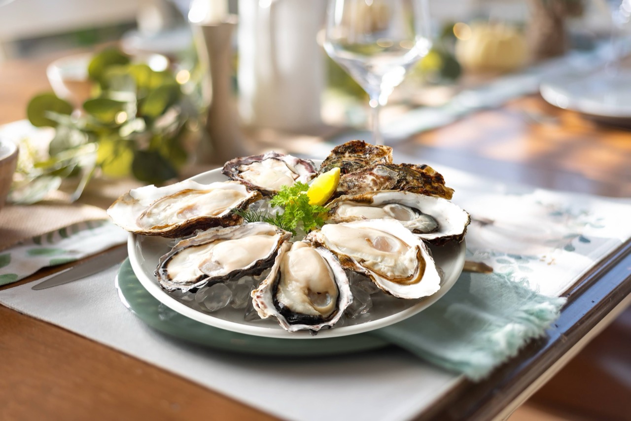 生牡蠣4ピース2,068円 · 8ピースは4,048円。氷とレモン以外に手を入れた跡がない。ⓒGeneral Oyster