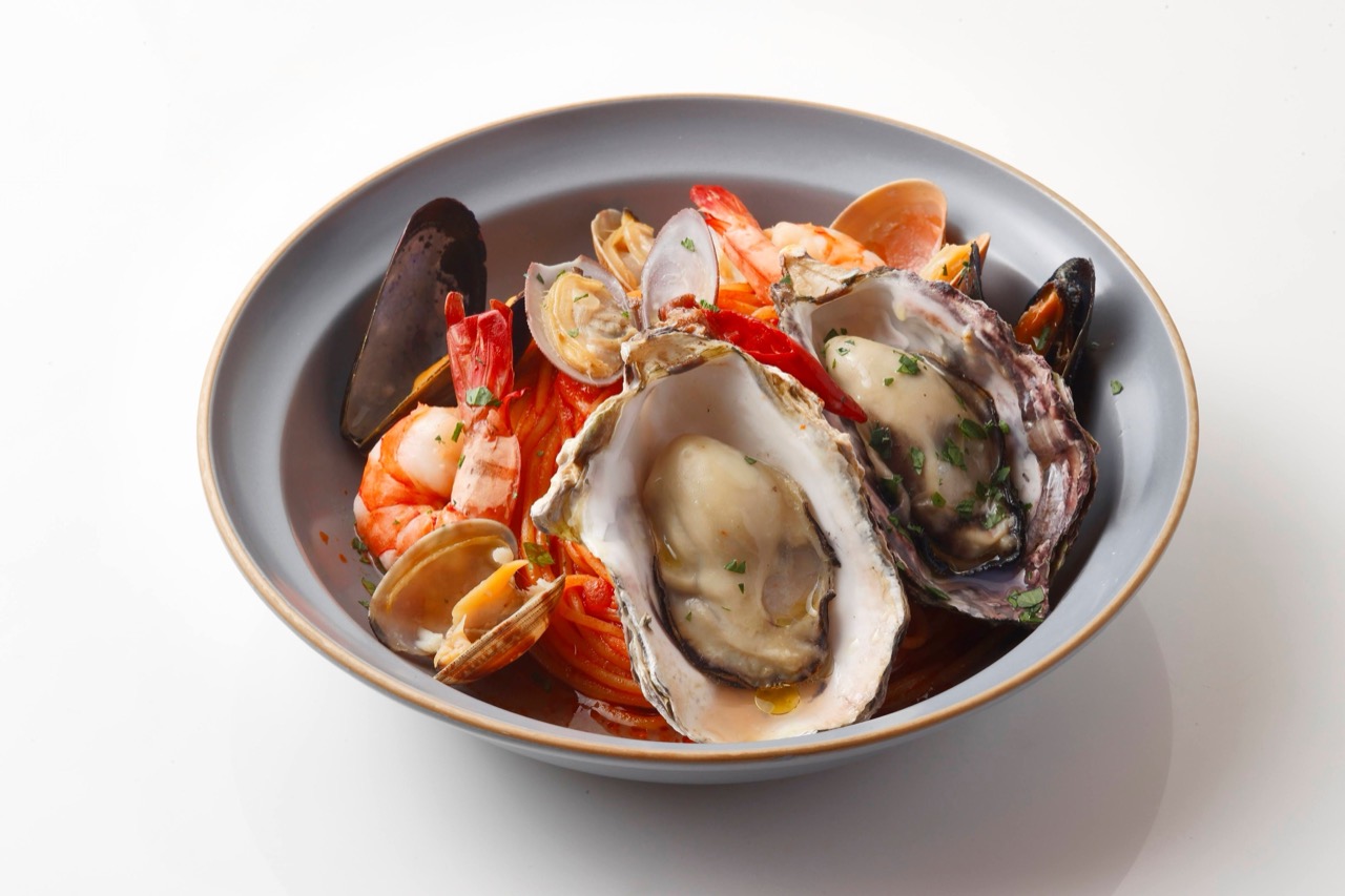 ペスカトーレ2,200円 · 牡蠣二つにアサリ・ムール貝・海老。昼はこの一皿が席を回す。ⓒGeneral Oyster