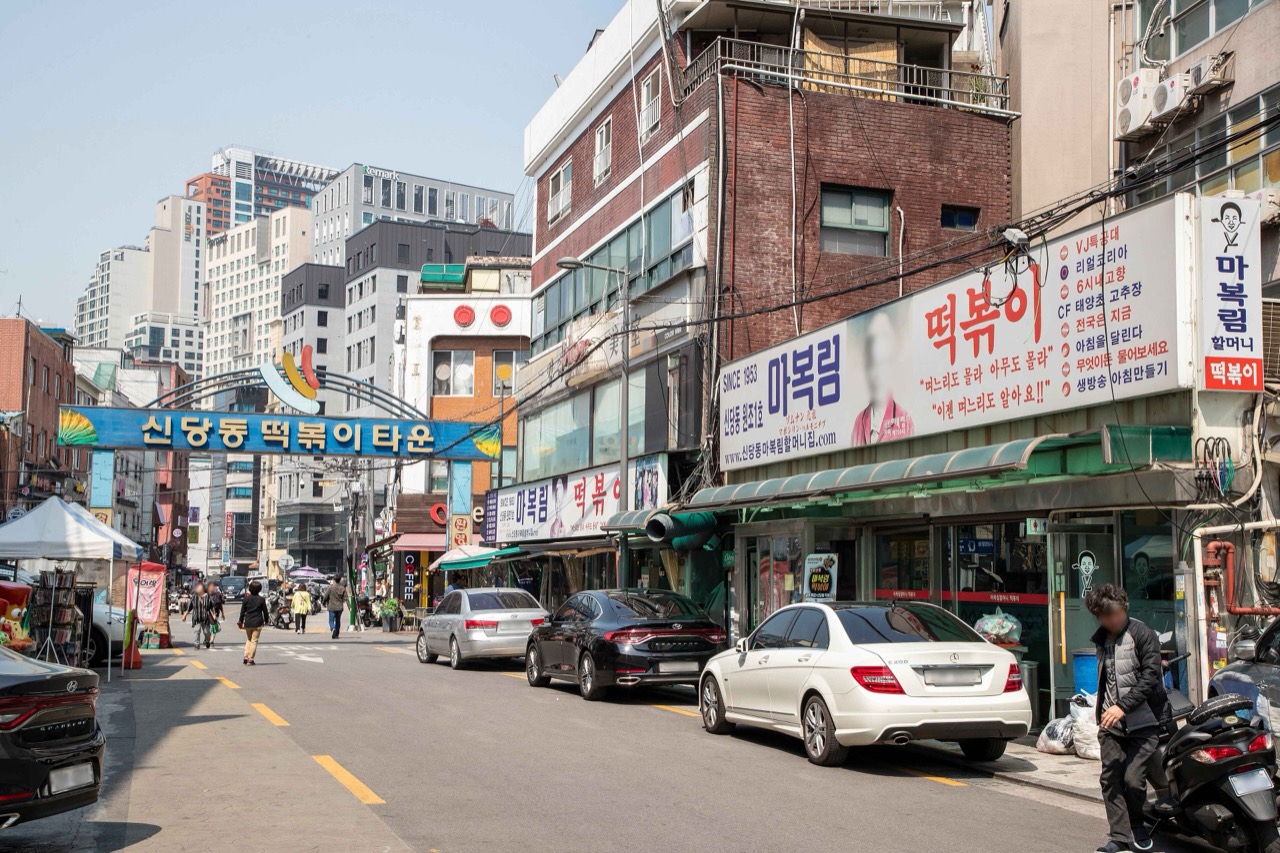 같은 동네의 옛 얼굴 · 떡볶이 골목이 이 일대의 이름값을 만들었다. 시장 쪽 골목은 아직 임대료가 그 뒤를 따라오지 않았다. ⓒ한국관광공사 이범수 · KOGL 제1유형
