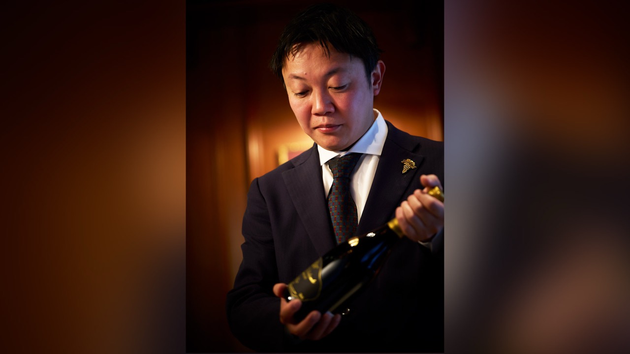 MANOIR의 오너 소믈리에 · 사냥 면허를 갖고 지비에를 직접 들여오는 사람이다. 방과 셀러, 거래처는 이쪽에 남았다. ⓒグルカレ by 東京カレンダー