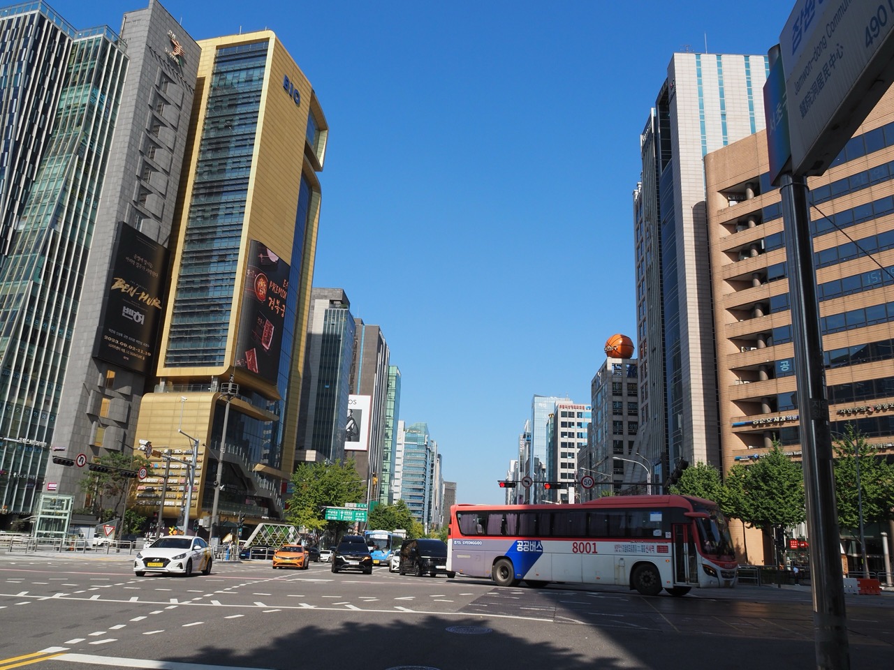 신사동의 큰길 · 식당은 이런 대로에서 골목으로 들어간 건물의 지하 1층에 있다. ⓒnakashi · CC BY-SA 2.0