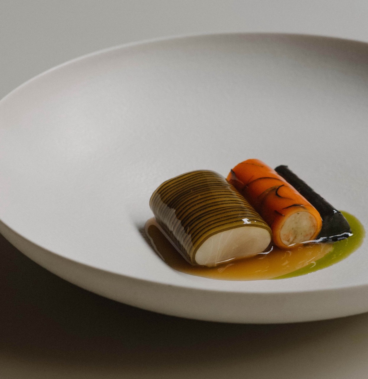 세 개의 원통 · 채소를 얇게 감아 싼 원통 세 개를 소스 위에 나란히 눕혔다. ⓒAsia's 50 Best Restaurants