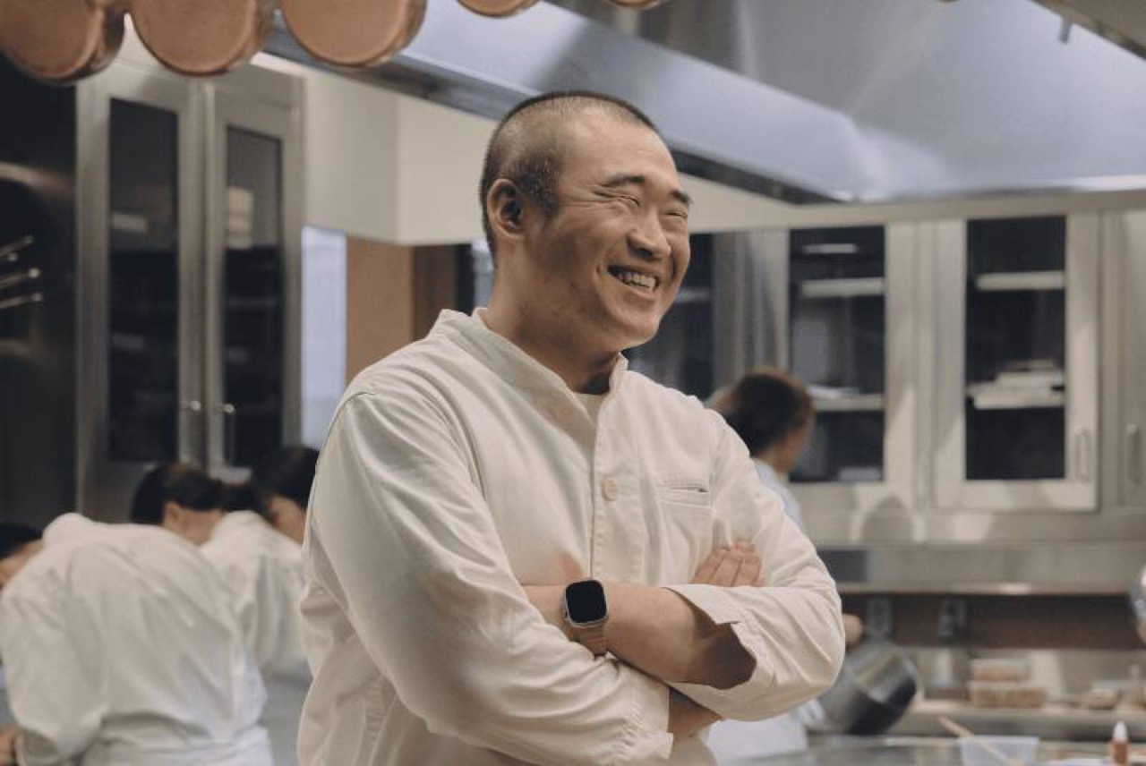 영업 전 주방 · 셰프 뒤로 요리사들이 고개를 숙이고 준비한다. 점심에도 같은 코스를 내는 팀이다. ⓒAsia's 50 Best Restaurants