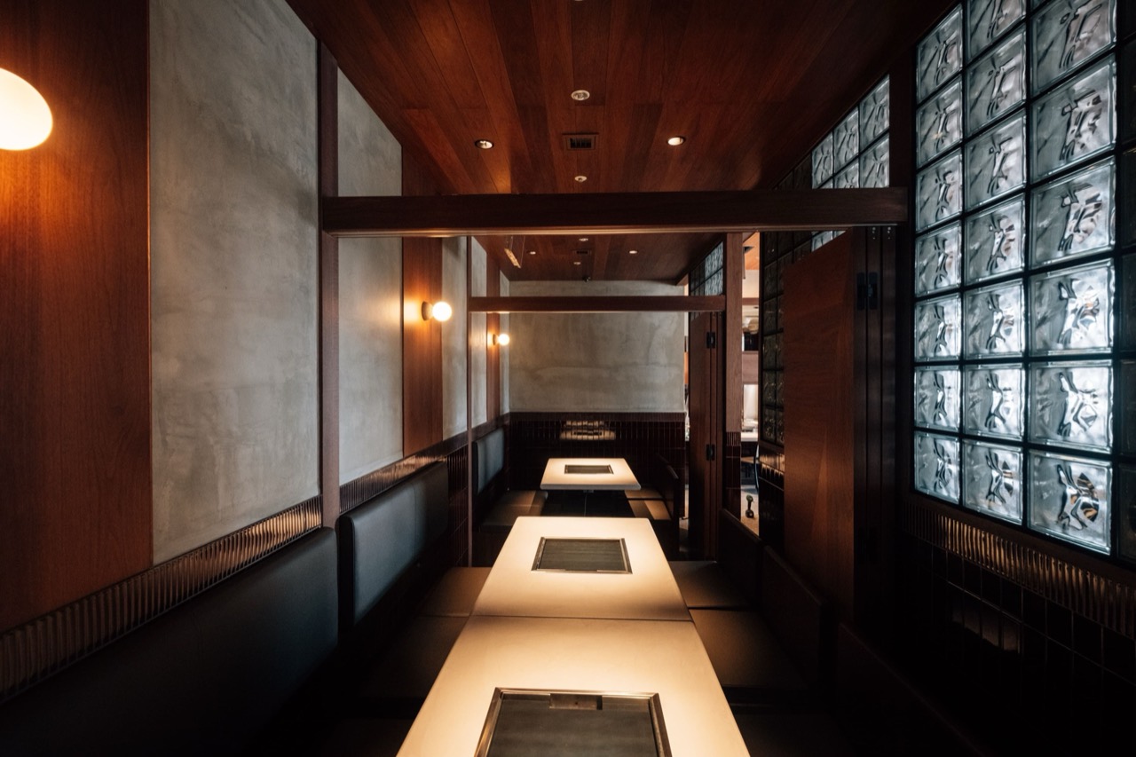 新丸ビル店の長いテーブル · 一本のテーブルに鉄板をいくつも埋め込み、奥まで並べた。ⓒ加納コーポレーション