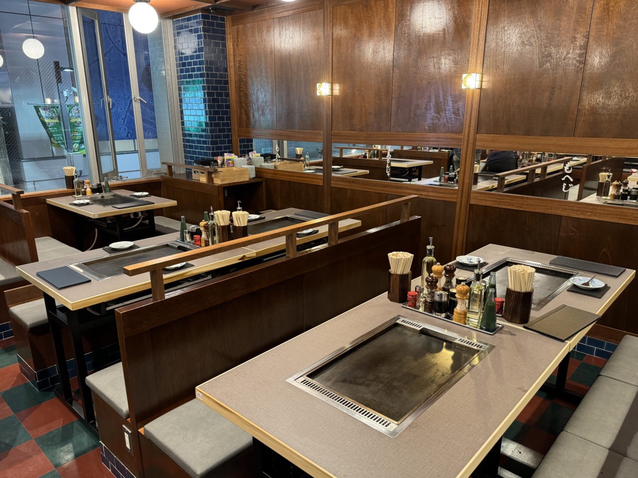 吉祥寺店 · テーブルのあいだは低い木の仕切りだけで分けた。3フロアに156席を入れている。ⓒ吉グル