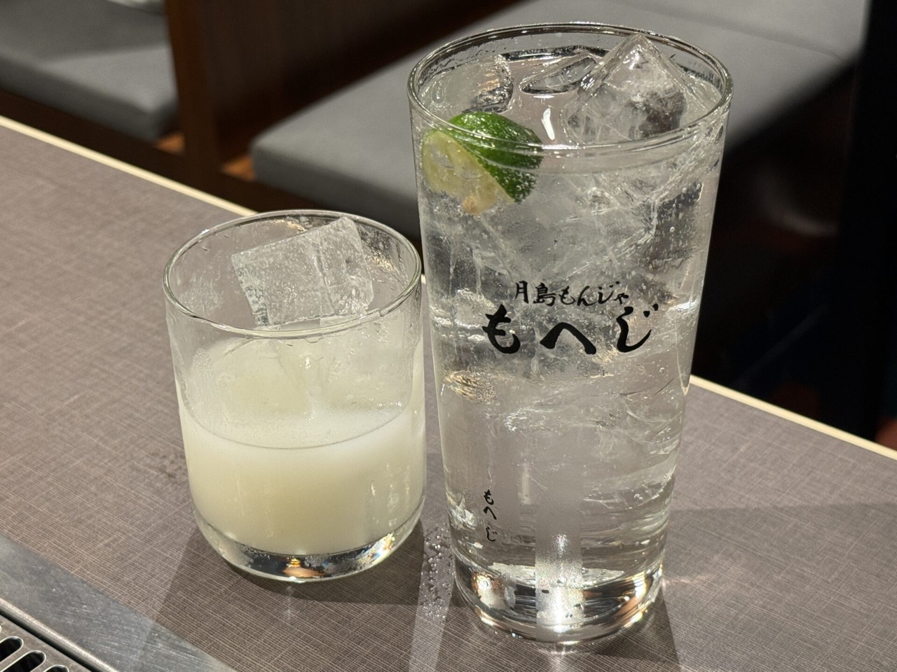 店名入りのハイボールグラス · ゆっくり食べる料理なので、鉄板の脇でグラスが空いてはまた満たされる。ⓒ吉グル