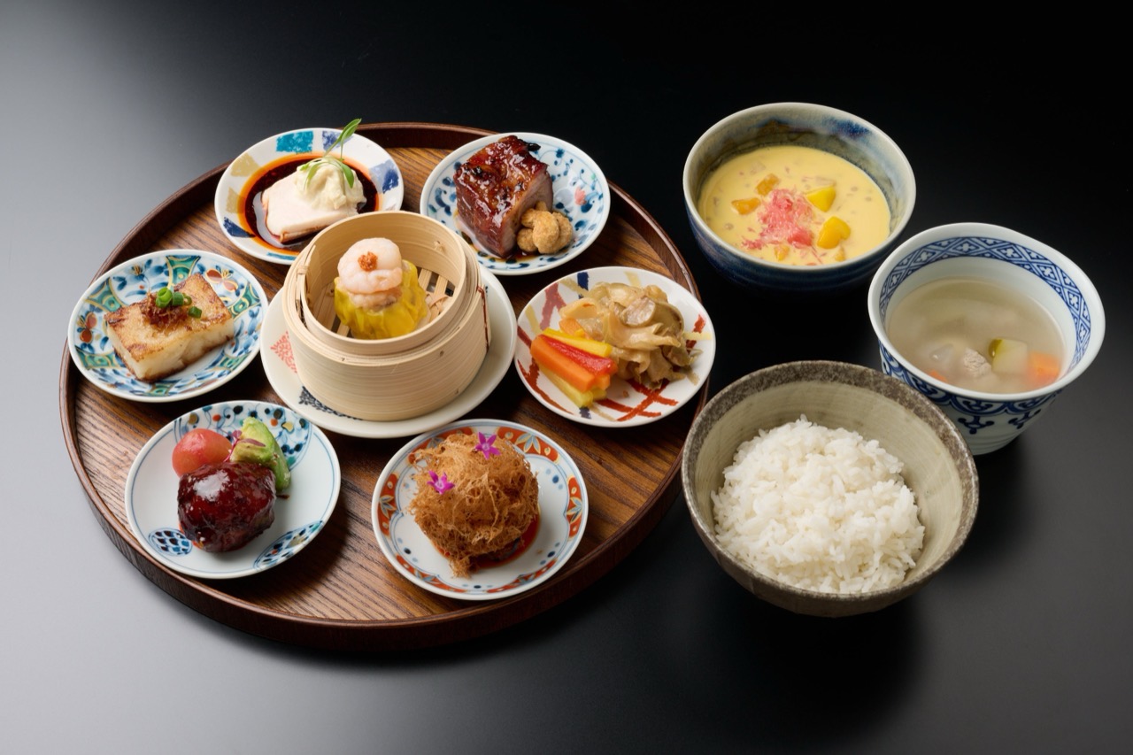 점심 세트 TSUMUGI · 작은 접시 일곱 개와 찜통을 한 쟁반에 올리고 밥과 국, 디저트를 곁에 둔다. ⓒ田中コーポレーション