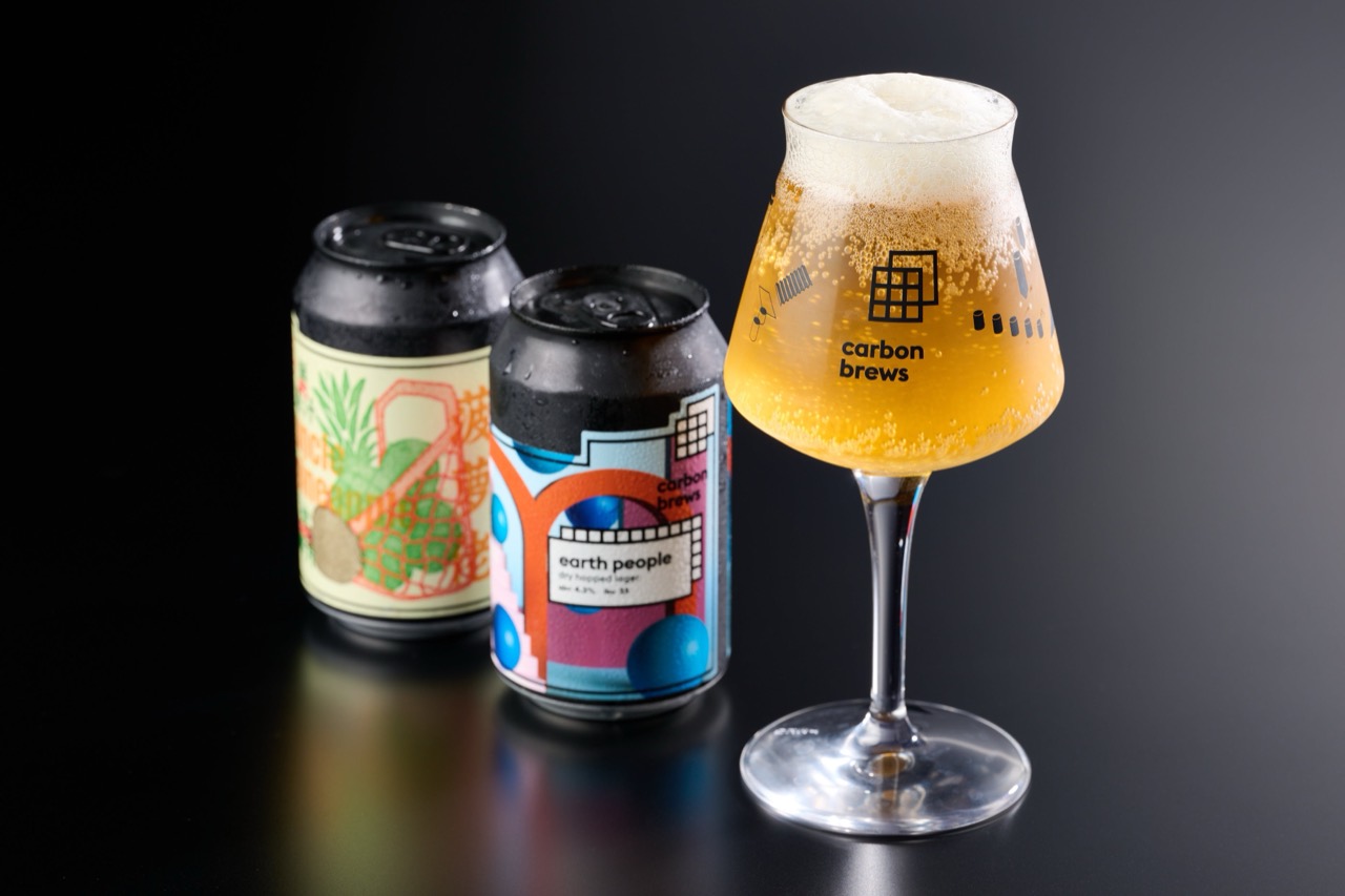 홍콩 크래프트 맥주 · 홍콩 양조장 carbon brews의 캔 맥주를 들였다. 중국 술과 중국차, 와인도 함께 낸다. ⓒ田中コーポレーション
