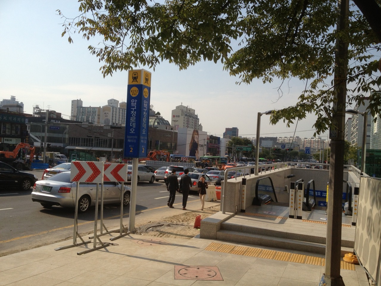 압구정로데오역 출입구 · 수인분당선 압구정로데오역 출입구. 가게는 5번 출구에서 걸어서 몇 분 거리의 건물 2층에 있다(2012년 촬영). ⓒ안우석 · Public domain